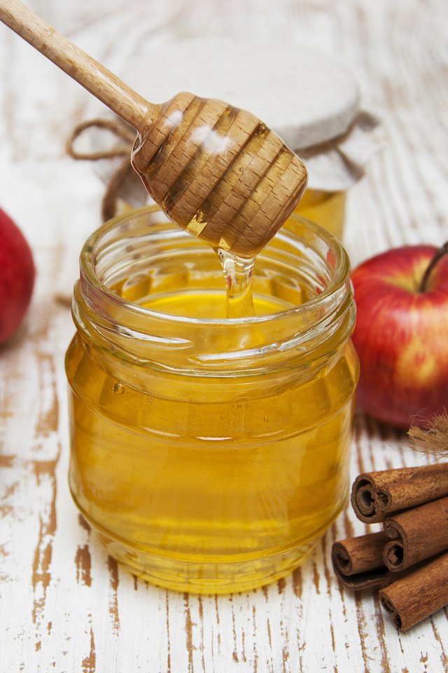 Обои корица, фрукты, яблоки, мед, палочки, баночки, cinnamon, fruit, apples, honey, sticks, jars разрешение 3777x2662 Загрузить