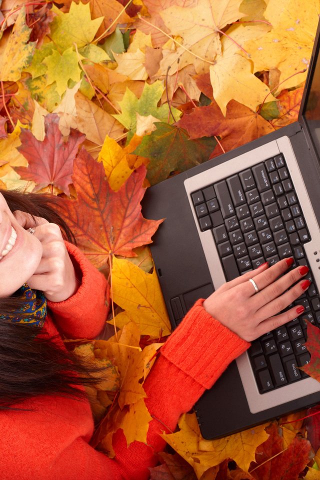 Обои листья, девушка, улыбка, осень, лицо, ноутбук, leaves, girl, smile, autumn, face, laptop разрешение 5406x3744 Загрузить