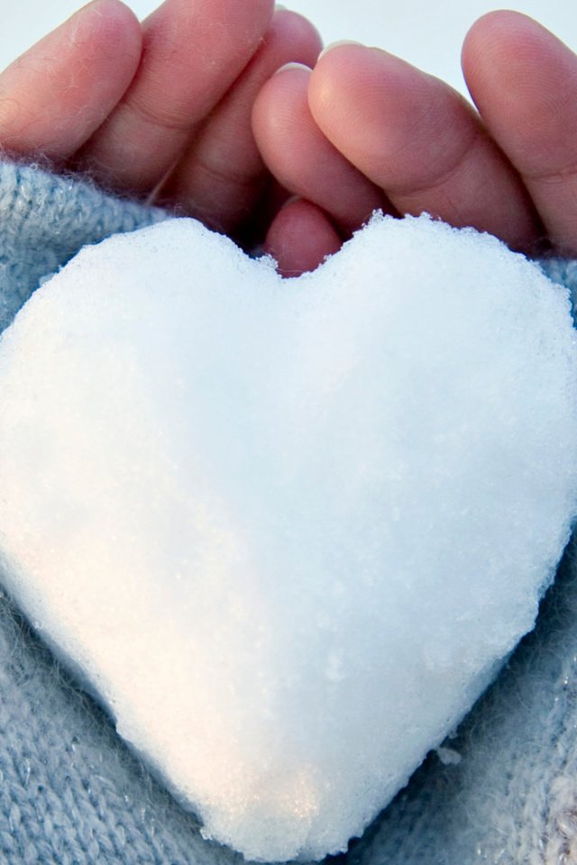 Обои снег, сердце, любовь, руки, перчатки, snow, heart, love, hands, gloves разрешение 2200x1100 Загрузить