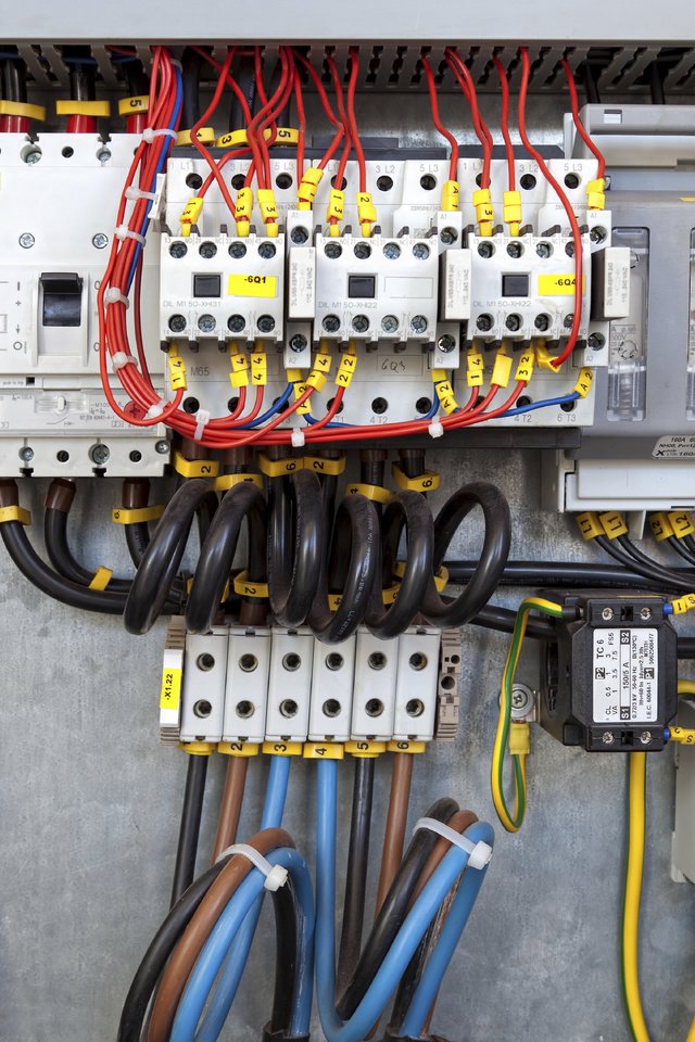 Обои провода, цвет, стена, электричество, wire, color, wall, electricity разрешение 2715x1810 Загрузить
