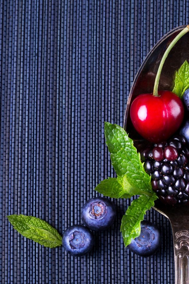 Обои малина, вишня, черника, ложечка, ежевика, ложка, вишенка, черничный, raspberry, cherry, blueberries, spoon, blackberry, blueberry разрешение 2880x1920 Загрузить