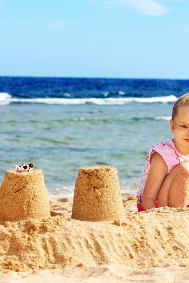 Обои берег, море, песок, девочка, берег моря, дитя, little girls, shore, sea, sand, girl, coast, child разрешение 2880x2139 Загрузить