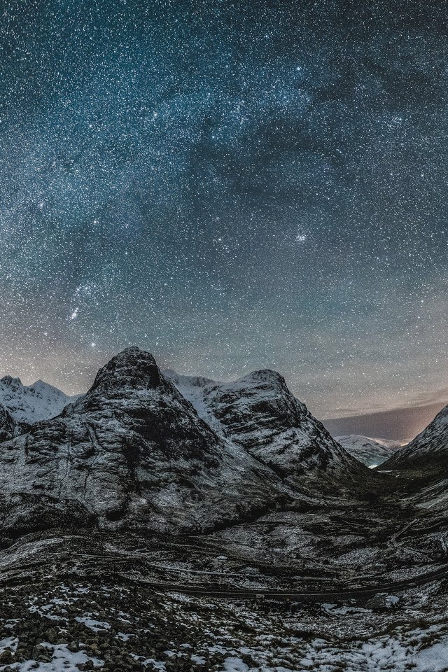 Обои ночь, graham bradshaw, горы, звезды, галактика, млечный путь, шотландия, glencoe at night, glencoe, нагорье, night, mountains, stars, galaxy, the milky way, scotland, highlands разрешение 2048x1918 Загрузить