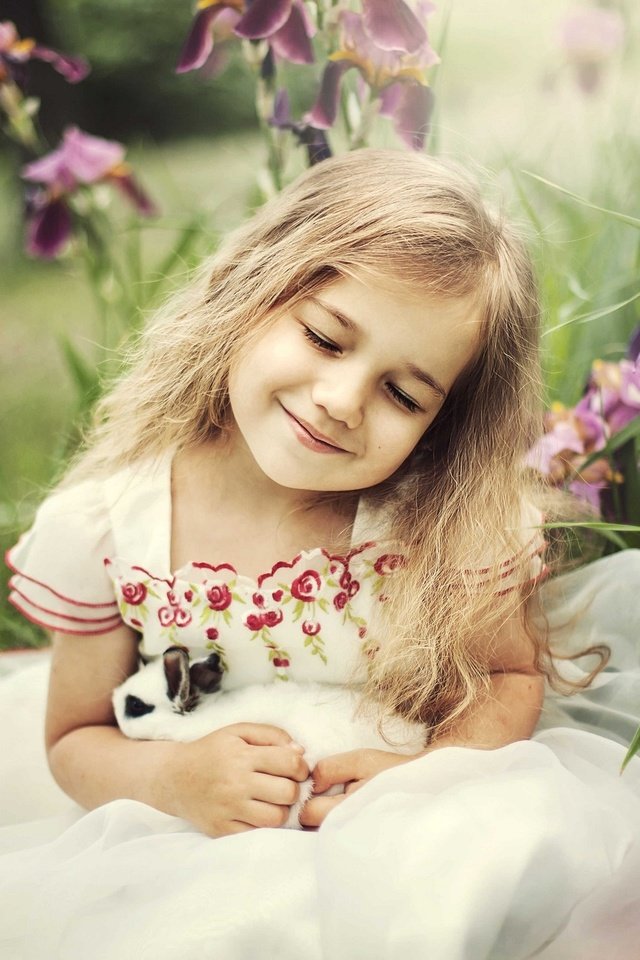 Обои цветы, дети, радость, девочка, ребенок, кролик, счастье, ирис, flowers, children, joy, girl, child, rabbit, happiness, iris разрешение 2048x1353 Загрузить