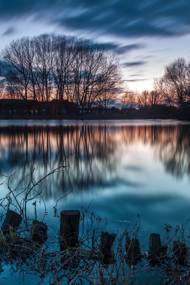 Обои деревья, вода, озеро, рассвет, городок, поселок, trees, water, lake, dawn, town, the village разрешение 2048x1365 Загрузить