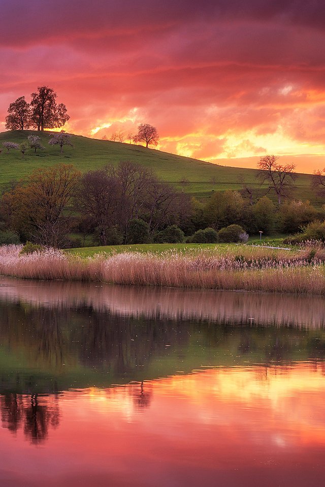 Обои озеро, природа, закат, отражение, весна, холм, lake, nature, sunset, reflection, spring, hill разрешение 2048x1365 Загрузить