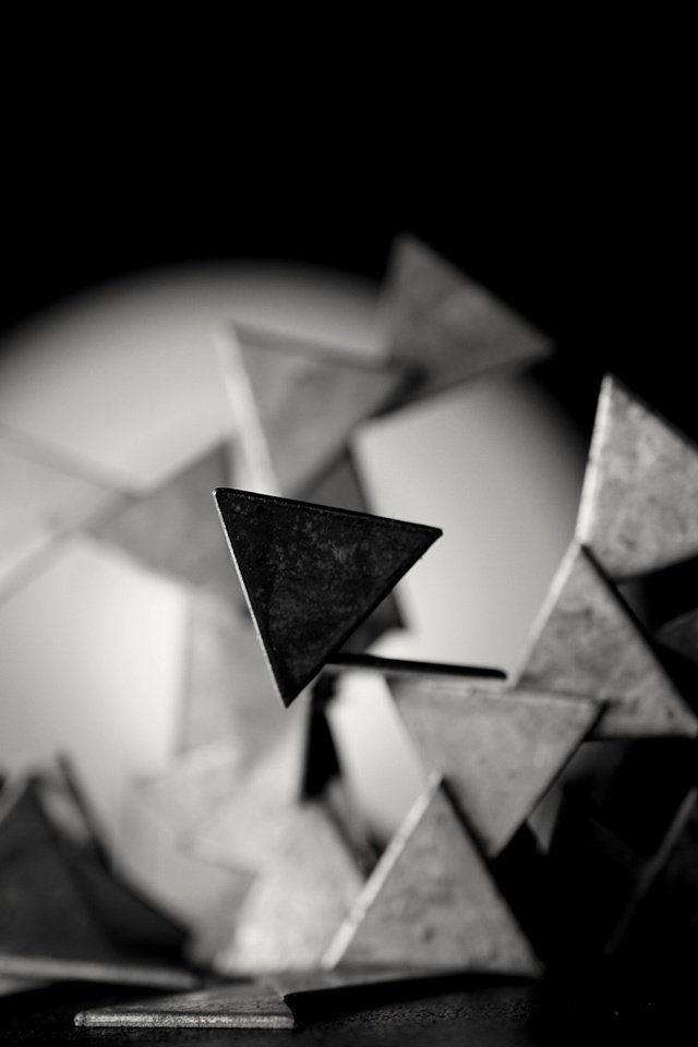 Обои чёрно-белое, графика, фигуры, геометрия, треугольники, 3д, black and white, graphics, figure, geometry, triangles, 3d разрешение 6000x4000 Загрузить