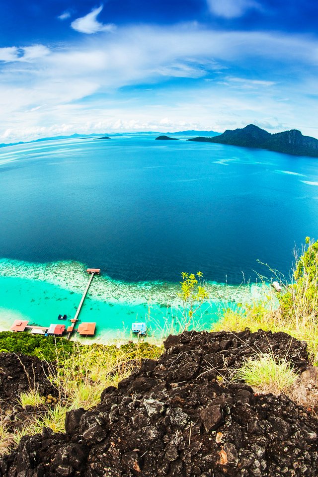 Обои небо, бунгало, скалы, тропики, море, малайзия, пляж, bohey dulang island, горизонт, панорама, вид сверху, побережье, the sky, bungalow, rocks, tropics, sea, malaysia, beach, horizon, panorama, the view from the top, coast разрешение 3678x2452 Загрузить