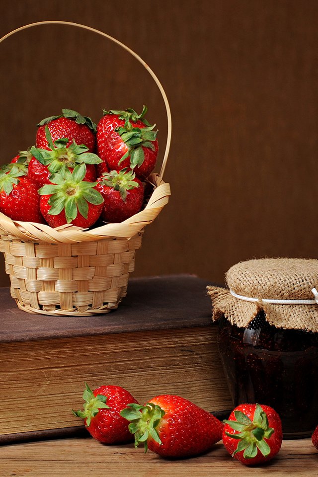 Обои клубника, корзина, ягоды, книга, банка, варенье, вареньt, strawberry, basket, berries, book, bank, jam разрешение 2880x1800 Загрузить