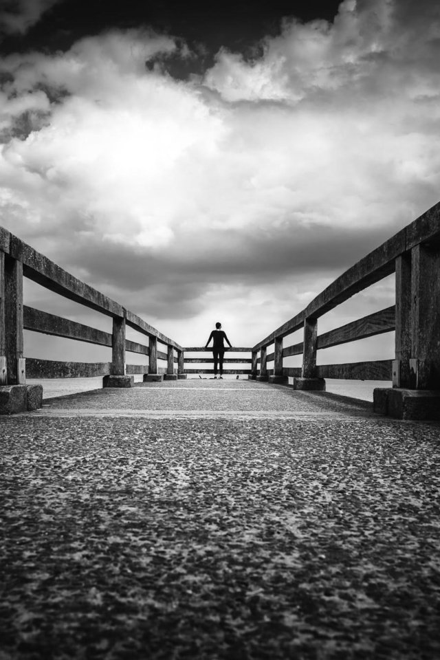 Обои небо, фри, облака, christophe staelens, море, чёрно-белое, причал, человек, силуэт, пристань, the sky, free, clouds, sea, black and white, pier, people, silhouette, marina разрешение 2000x1335 Загрузить