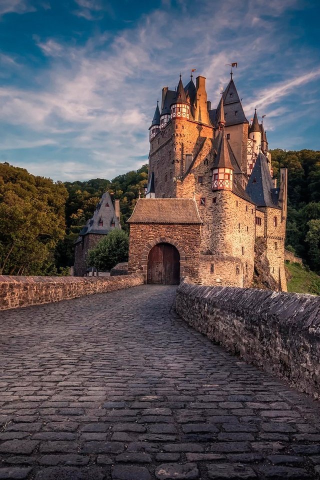 Обои небо, облака, лес, закат, замок, германия, burg eltz, the sky, clouds, forest, sunset, castle, germany разрешение 2000x1335 Загрузить