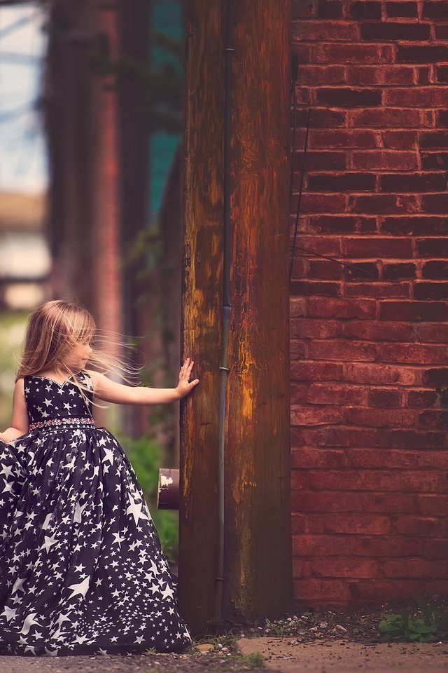 Обои платье, стена, дети, девочка, ребенок, кирпич, meg bitton, dress, wall, children, girl, child, brick разрешение 2048x1358 Загрузить