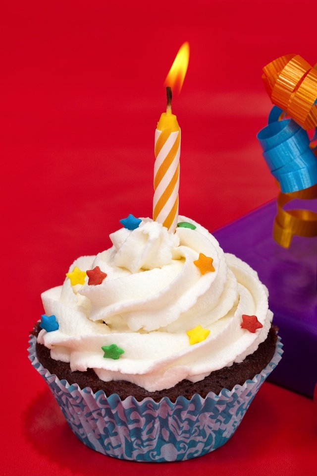 Обои свеча, день рождения, красный фон, бантик, пирожное, кекс, серпантин, крем, candle, birthday, red background, bow, cake, cupcake, serpentine, cream разрешение 5207x3744 Загрузить