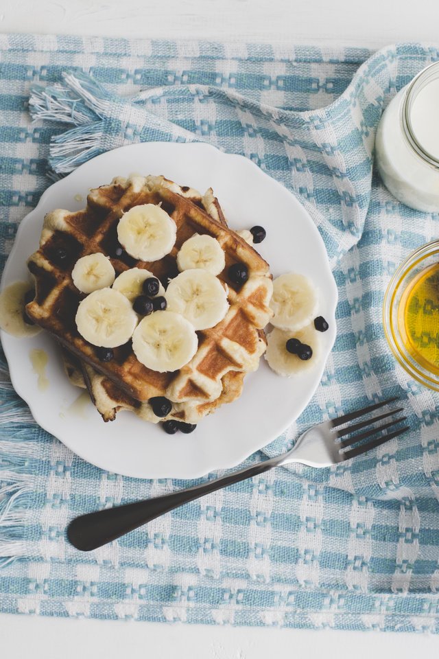 Обои ягоды, черника, завтрак, молоко, мед, банан, вафли, berries, blueberries, breakfast, milk, honey, banana, waffles разрешение 5760x3840 Загрузить