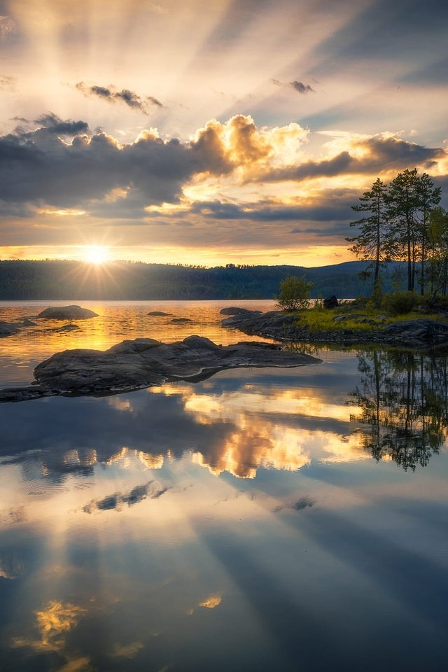 Обои небо, облака, деревья, озеро, закат, отражение, горизонт, the sky, clouds, trees, lake, sunset, reflection, horizon разрешение 2000x1335 Загрузить