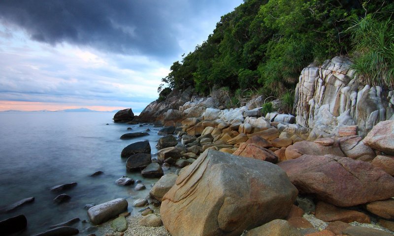 Обои небо, деревья, вода, горы, камни, the sky, trees, water, mountains, stones разрешение 2048x1536 Загрузить