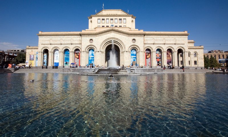 Обои вода, здание, армения, ереван, water, the building, armenia, yerevan разрешение 2560x1600 Загрузить