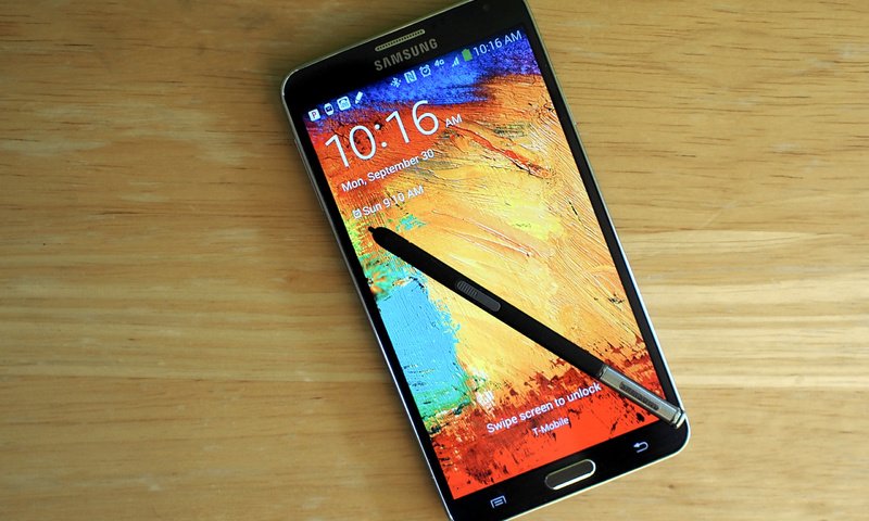 Обои samsung galaxy note 3 и s pen на столе, samsung galaxy note 3 and s pen on the table разрешение 2560x1600 Загрузить