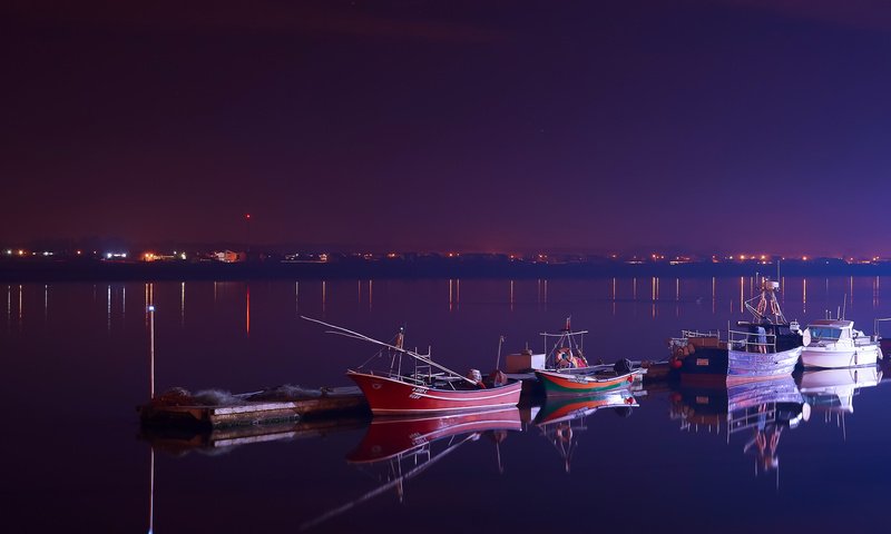 Обои ночь, вечер, река, отражения, лодки, португалия, night, the evening, river, reflection, boats, portugal разрешение 1920x1280 Загрузить