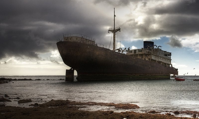 Обои вода, корабль, океан, крушение, судно, бедствие, water, ship, the ocean, the crash, the ship, disaster разрешение 2560x1600 Загрузить