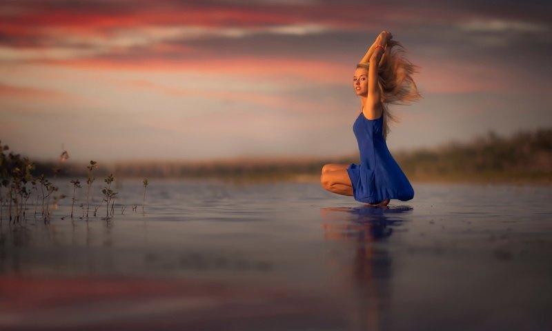 Обои вода, закат, девушка, отражение, платье, блондинка, water, sunset, girl, reflection, dress, blonde разрешение 2048x1465 Загрузить