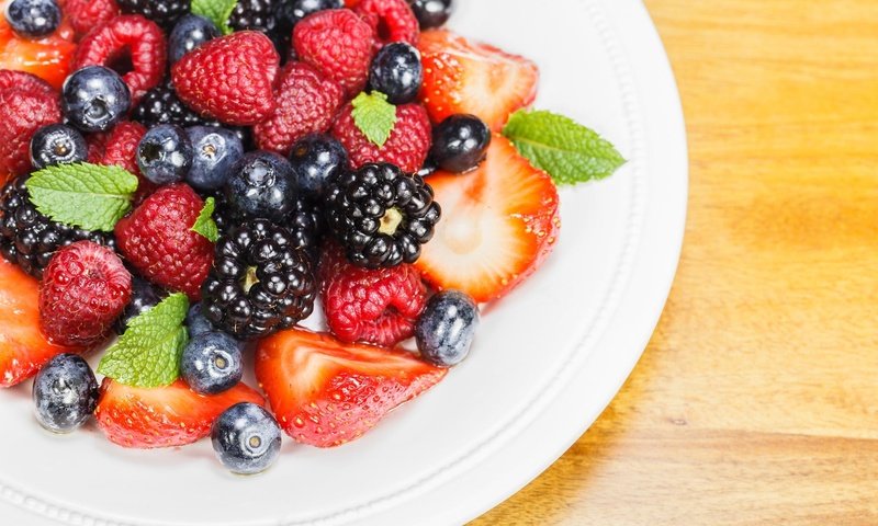 Обои малина, клубника, ягоды, черника, тарелка, ежевика, ассорти, raspberry, strawberry, berries, blueberries, plate, blackberry, cuts разрешение 2048x1365 Загрузить