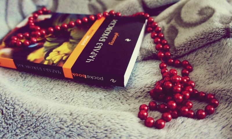 Обои красные, бусы, книга, голливуд, чарльз буковски, red, beads, book, hollywood, charles bukowski разрешение 4592x2377 Загрузить