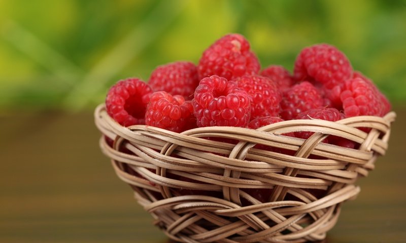 Обои малина, красная, ягоды, корзинка, raspberry, red, berries, basket разрешение 2880x1920 Загрузить