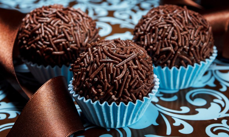 Обои пирожное, присыпка, шоколадные шарики, cake, powder, chocolate balls разрешение 5088x3392 Загрузить