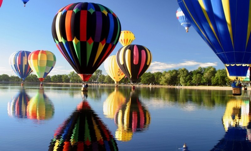 Обои небо, деревья, вода, озеро, воздушный шар, the sky, trees, water, lake, balloon разрешение 2560x1440 Загрузить