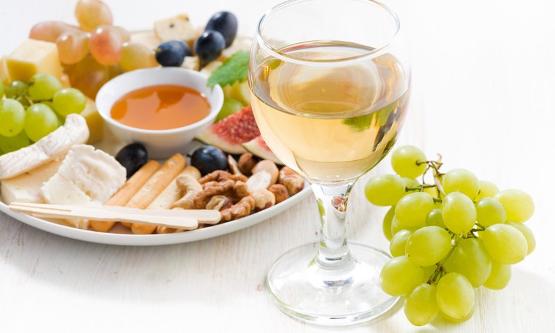 Обои орехи, виноград, бокал, сыр, вино, мед, инжир, nuts, grapes, glass, cheese, wine, honey, figs разрешение 2048x1367 Загрузить