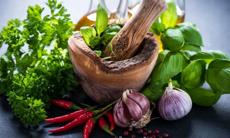 Обои зелень, перец, чеснок, петрушка, специи, ступка, базилик, greens, pepper, garlic, parsley, spices, mortar, basil разрешение 2400x1602 Загрузить