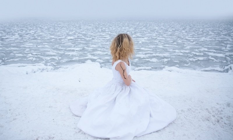 Обои озеро, снег, берег, девушка, платье, холод, lichon, lake, snow, shore, girl, dress, cold разрешение 2048x1365 Загрузить