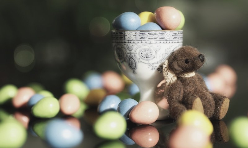 Обои конфеты, игрушка, пасха, яйца, медвежонок, плюшевый мишка, драже, candy, toy, easter, eggs, bear, teddy bear, pills разрешение 2048x1365 Загрузить