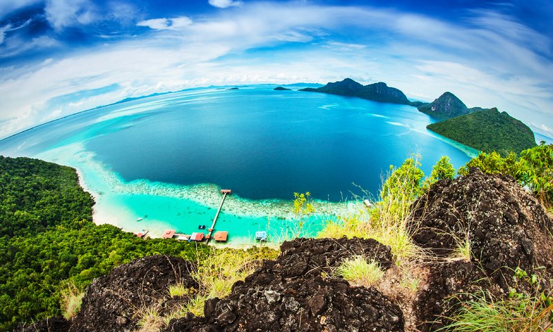 Обои небо, бунгало, скалы, тропики, море, малайзия, пляж, bohey dulang island, горизонт, панорама, вид сверху, побережье, the sky, bungalow, rocks, tropics, sea, malaysia, beach, horizon, panorama, the view from the top, coast разрешение 3678x2452 Загрузить