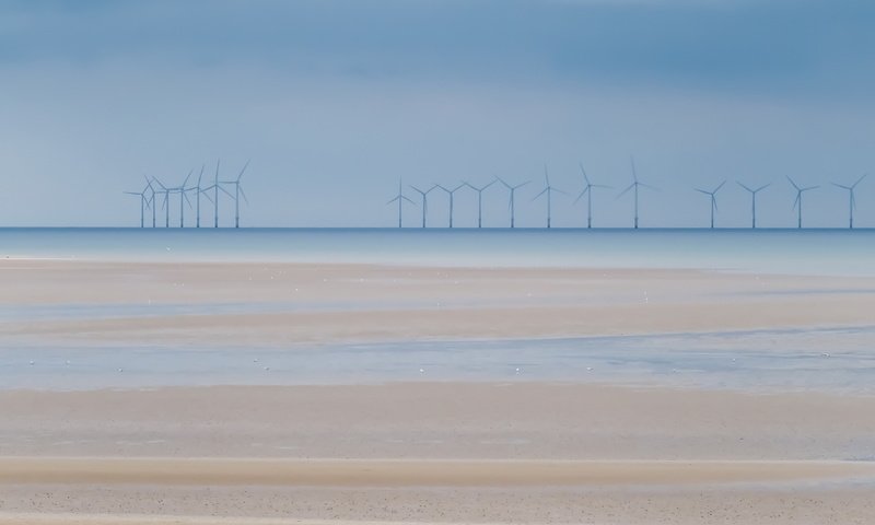 Обои небо, море, пляж, ветряки, the sky, sea, beach, windmills разрешение 2560x1676 Загрузить