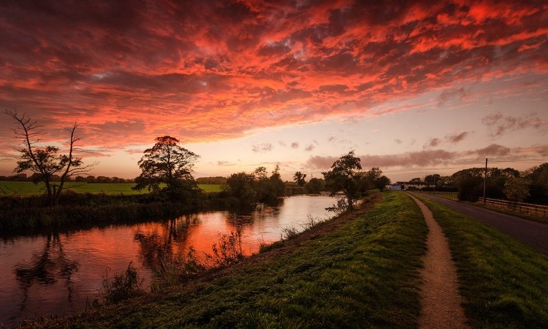 Обои небо, облака, канал, тропинка, зарево, the sky, clouds, channel, path, glow разрешение 2048x1251 Загрузить