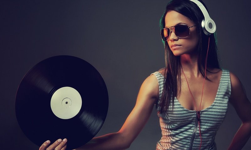 Обои девушка, музыка, очки, наушники, модель, диджей, винил, girl, music, glasses, headphones, model, dj, vinyl разрешение 5472x3641 Загрузить