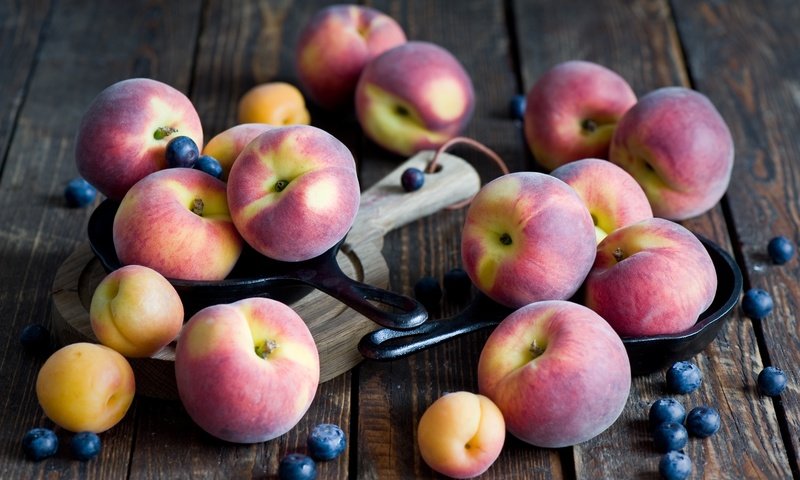 Обои доска, фрукты, ягоды, персики, черника, абрикосы, board, fruit, berries, peaches, blueberries, apricots разрешение 2000x1331 Загрузить