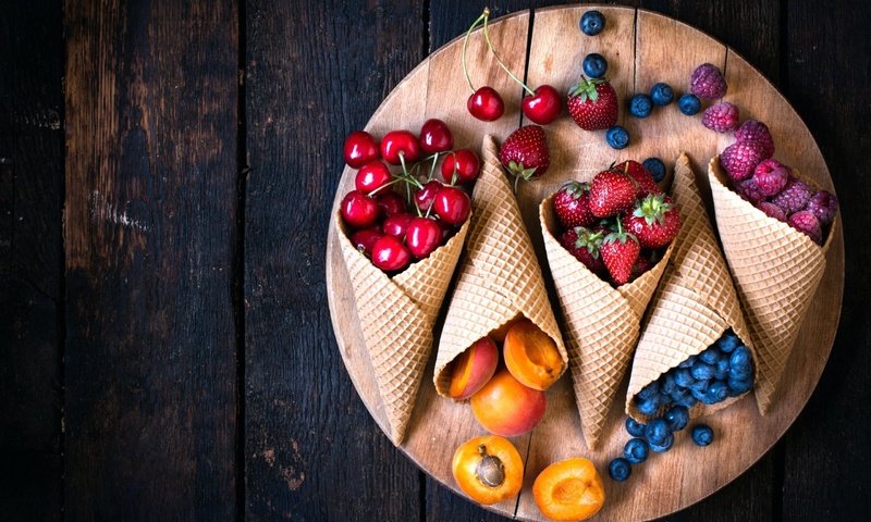 Обои малина, парное, клубника, черешня, абрикос, ягоды, лесные ягоды, черника, рожок, вафли, waffles, raspberry, fresh, strawberry, cherry, apricot, berries, blueberries, horn разрешение 2560x1685 Загрузить