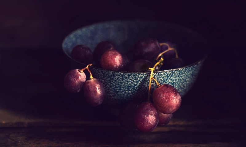Обои фон, виноград, капли, ягоды, натюрморт, миска, background, grapes, drops, berries, still life, bowl разрешение 2499x1663 Загрузить