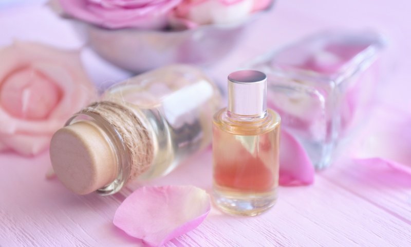 Обои цветы, розы, лепестки, масло, аромат, духи, флакон, flowers, roses, petals, oil, aroma, perfume, bottle разрешение 2880x1800 Загрузить