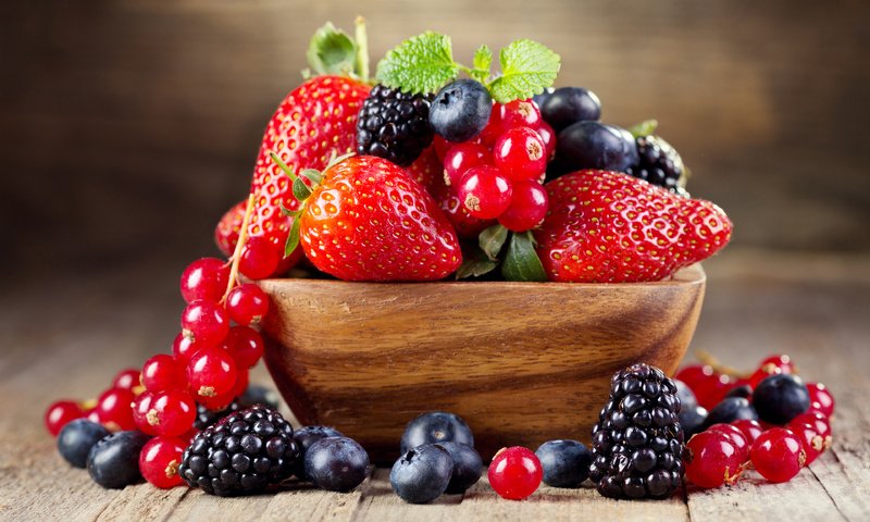 Обои мята, клубника, ягоды, черника, ежевика, смородина, mint, strawberry, berries, blueberries, blackberry, currants разрешение 3840x2400 Загрузить
