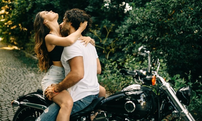 Обои девушка, парень, мотоцикл, поцелуй, страсть, girl, guy, motorcycle, kiss, passion разрешение 2048x1367 Загрузить