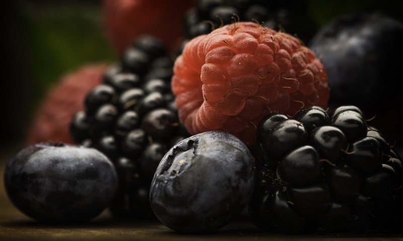 Обои макро, малина, еда, ягоды, черника, ежевика, macro, raspberry, food, berries, blueberries, blackberry разрешение 2027x1290 Загрузить