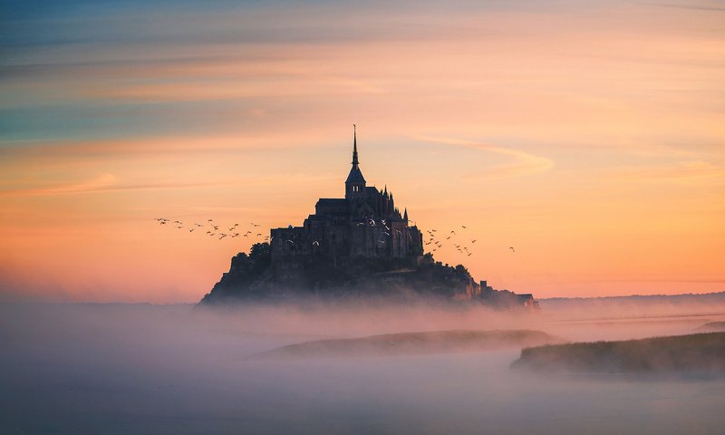 Обои пейзаж, туман, замок, птицы, франция, мон-сен-мишель, landscape, fog, castle, birds, france, mont-saint-michel разрешение 1920x1200 Загрузить