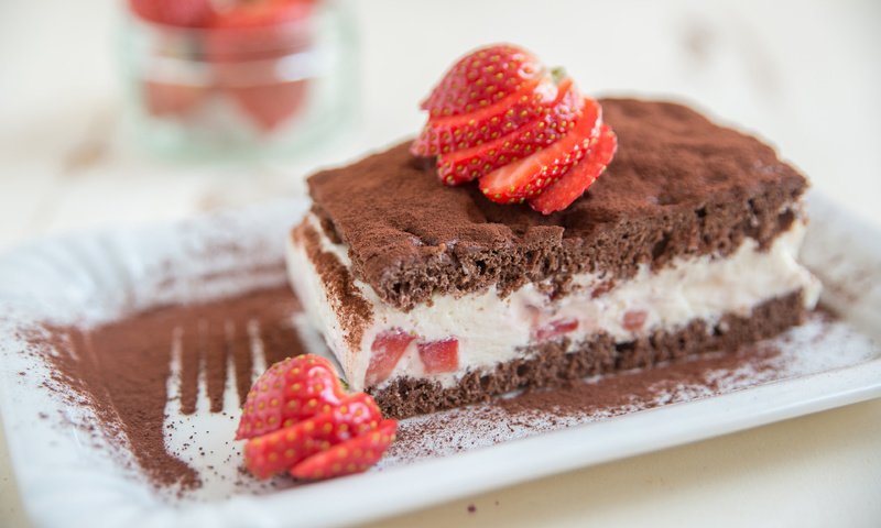 Обои клубника, ягоды, сладкое, десерт, пирожное, тирамису, strawberry, berries, sweet, dessert, cake, tiramisu разрешение 3840x2400 Загрузить