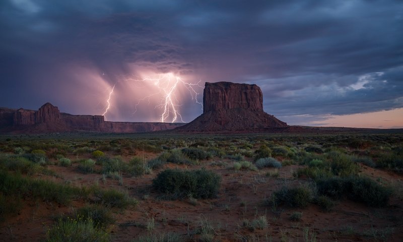 Обои небо, трава, скалы, тучи, молния, аризона, долина монументов, the sky, grass, rocks, clouds, lightning, az, monument valley разрешение 2048x1304 Загрузить