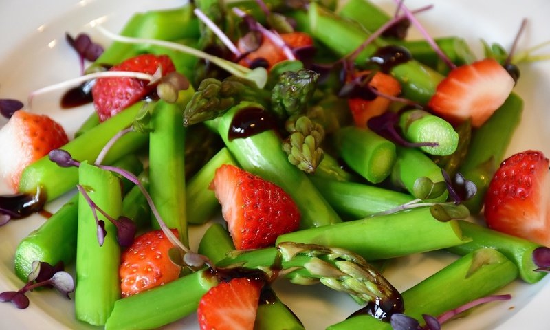 Обои клубника, ягоды, овощи, соус, салат, спаржа, strawberry, berries, vegetables, sauce, salad, asparagus разрешение 6000x4000 Загрузить