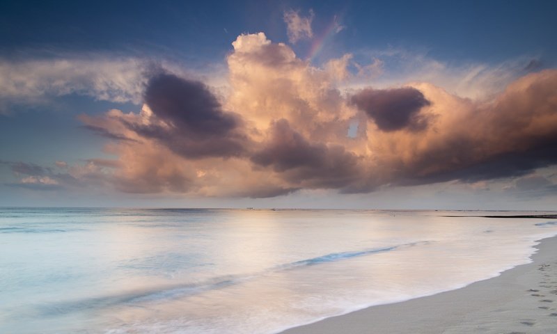 Обои небо, облака, берег, море, песок, пляж, следы, the sky, clouds, shore, sea, sand, beach, traces разрешение 2300x1533 Загрузить
